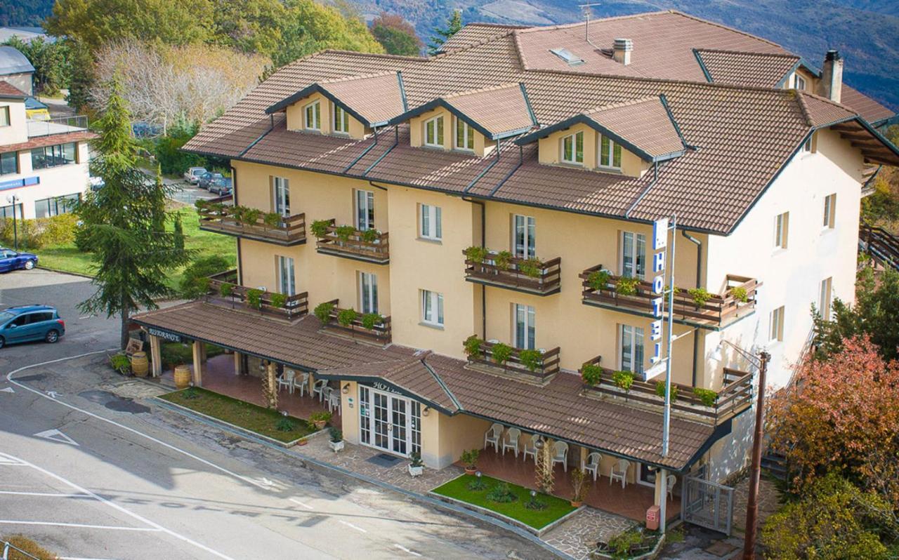 Hotel Gambrinus Abbadia San Salvator Exteriör bild